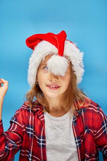 Ritratto di bambina di Natale con cappello da Babbo Natale