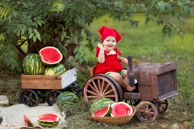 Ritratto di bambina felice all'aperto