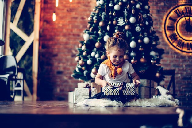 ritratto di bambina felice con i regali di Natale. il concetto di Natale