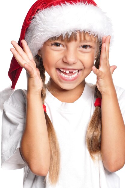 Ritratto di bambina felice in cappello di Babbo Natale isolato su sfondo bianco