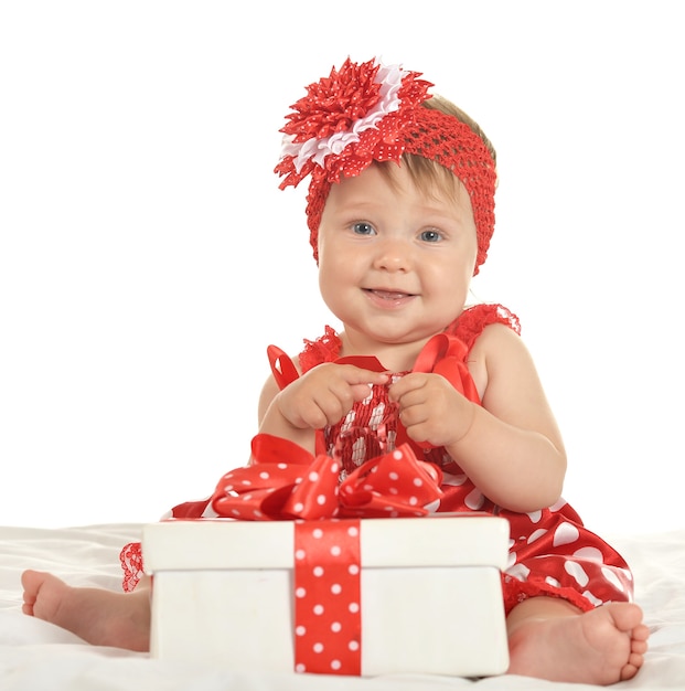 Ritratto di bambina in abito carino con regalo