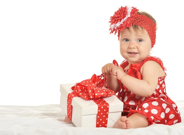 Ritratto di bambina in abito carino con regalo