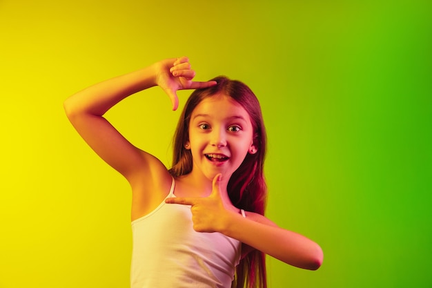 Ritratto di bambina isolato su sfondo al neon
