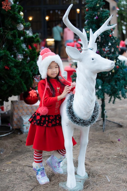 Ritratto di bambina nel festival di natale Vacanze invernali per bambini asiatici