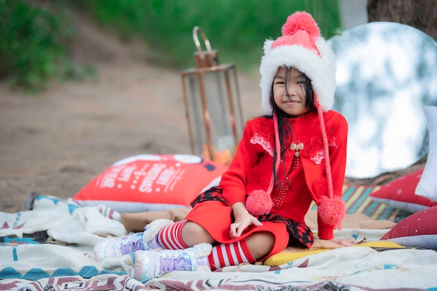 Ritratto di bambina nel festival di natale Vacanze invernali per bambini asiatici