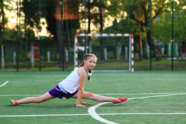 Ritratto di bambina nel parco giochi