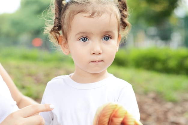 Ritratto di bambina nel parco.