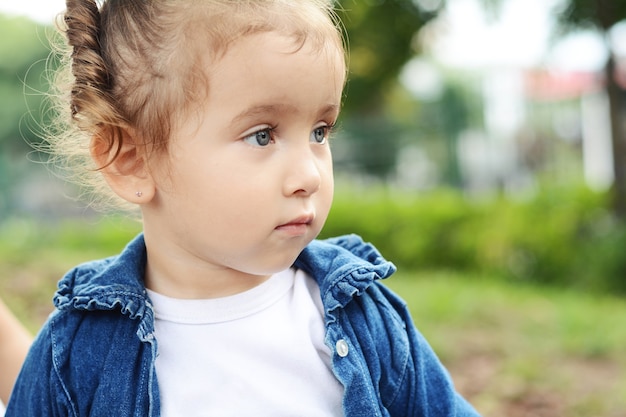 Ritratto di bambina nel parco.