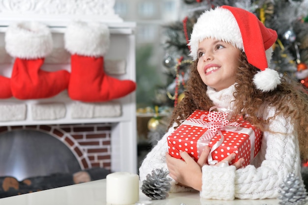 Ritratto di bambina sorridente con regalo di Natale