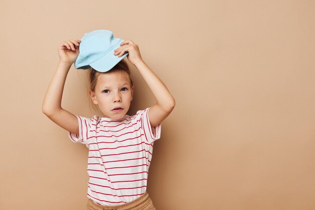 Ritratto di bambina sorridente felice che posa vestiti per bambini divertente Stile di vita inalterato