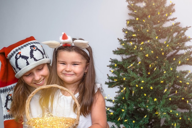 Ritratto di bambine con luce di natale a natale