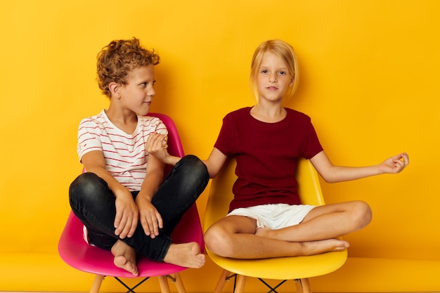 Ritratto di bambini carini che sorridono e posano in abiti casual su sfondo isolato