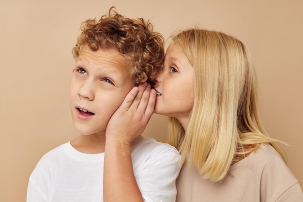 Ritratto di bambini carini divertimento amicizia intrattenimento sfondo beige