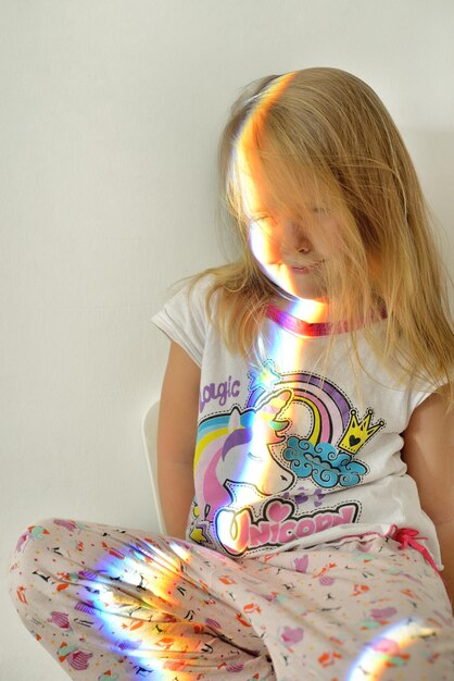 Ritratto di bambini con un arcobaleno Bambino felice Bambina Occhi chiusi Festa della mamma