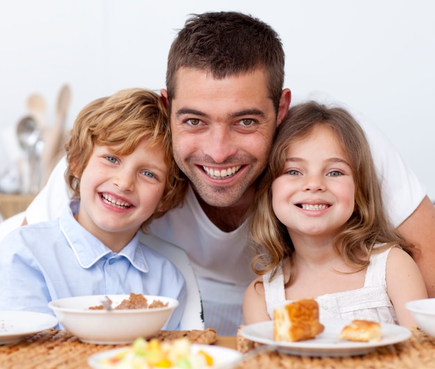 Ritratto di bambini facendo colazione con il loro padre