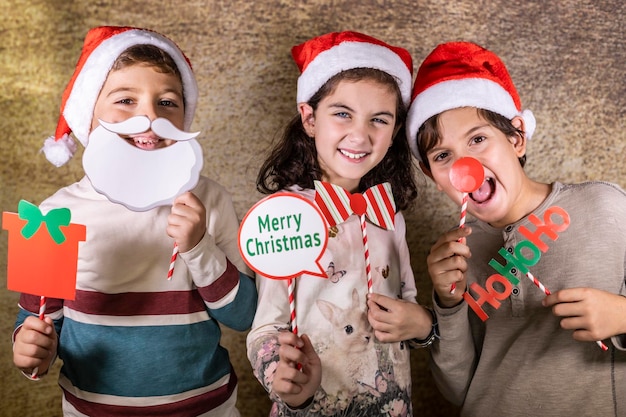 Ritratto di bambini felici che indossano cappelli di Babbo Natale