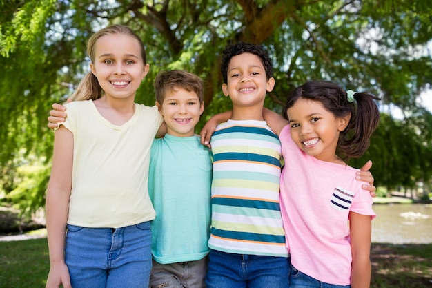 Ritratto di bambini felici nel parco