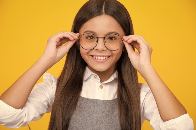 Ritratto di bambino adolescente con gli occhiali Test della vista del bambino Ragazza con gli occhiali e guardando la fotocamera Misurazione della vista per i bambini delle scuole Ragazza felice faccia emozioni positive