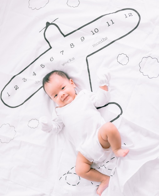 Ritratto di bambino carino sdraiato sul letto