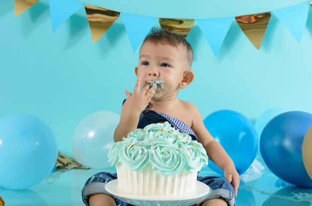 Ritratto di bambino che festeggia il suo compleanno Sessione di torta Smash