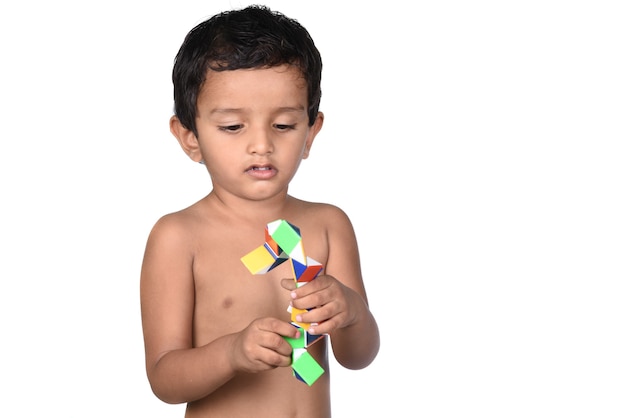 Ritratto di bambino che gioca con il giocattolo su uno sfondo bianco