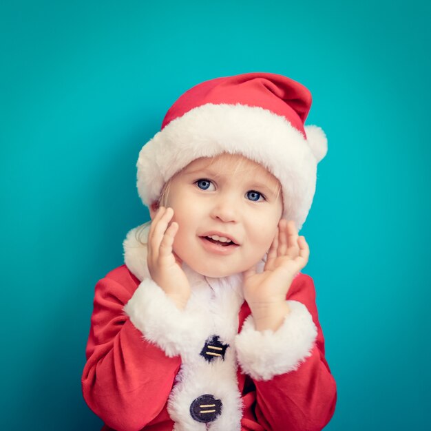 Ritratto di bambino che indossa il costume di Babbo Natale. Kid divertirsi nel periodo natalizio. Buon Natale concetto