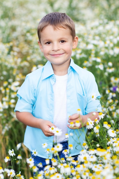 Ritratto di bambino in un campo di camomilla