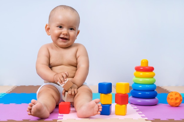 Ritratto di bambino sorridente felice 8-12 mesi in sala giochi