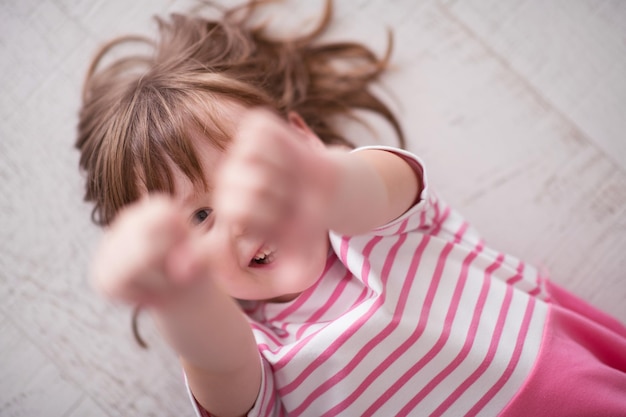 ritratto di bambino sorridente felice a casa mentre gioca