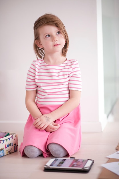 ritratto di bambino sorridente felice a casa mentre gioca