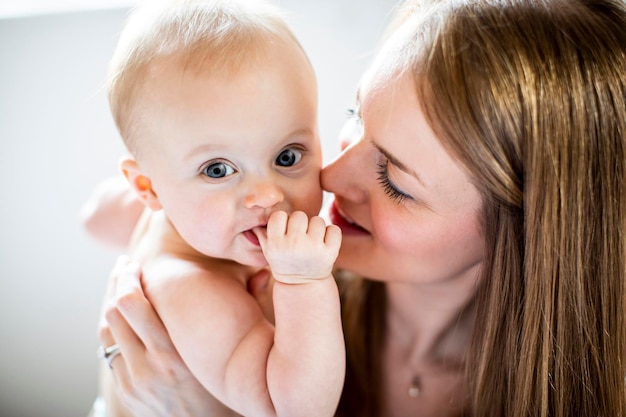 Ritratto di bambino trattenuto da una donna che guarda l'obbiettivo