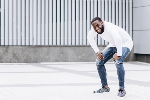 Ritratto di bell&#39;afro americano che indossa abiti casual