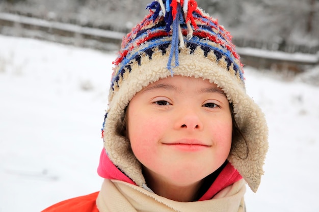 Ritratto di bella bambina in inverno