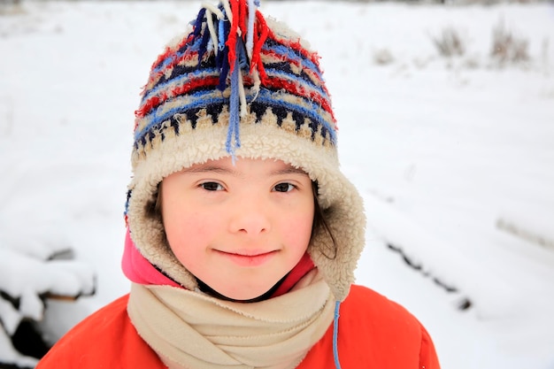 Ritratto di bella bambina in inverno