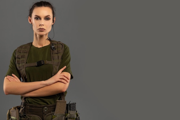 Ritratto di bella bruna riccia con un'espressione seria sul volto della donna soldato