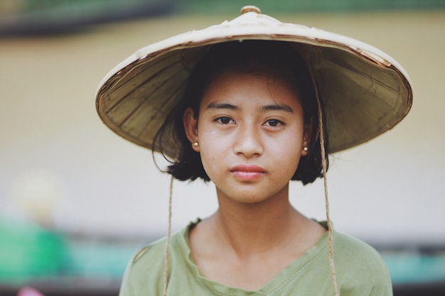 Ritratto di bella contadina birmana asiatica nel Myanmar