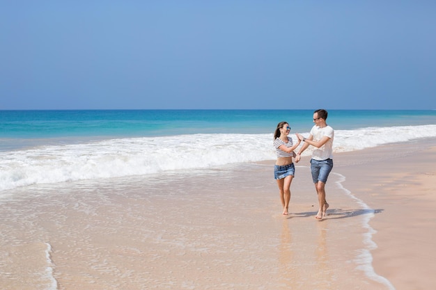 Ritratto di bella coppia innamorata divertirsi sulla spiaggia Giovane bella gente che abbraccia Momento romantico San Valentino Luna di miele