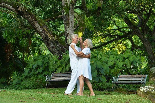 Ritratto di bella coppia senior caucasica nel parco che balla