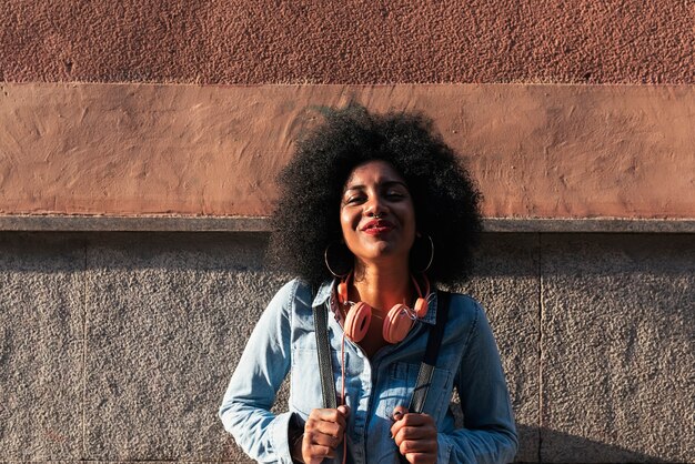 Ritratto di bella donna afroamericana in strada.