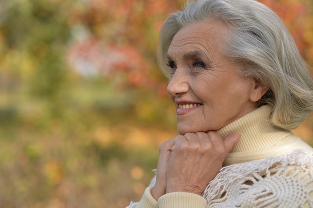 Ritratto di bella donna anziana felice nel parco