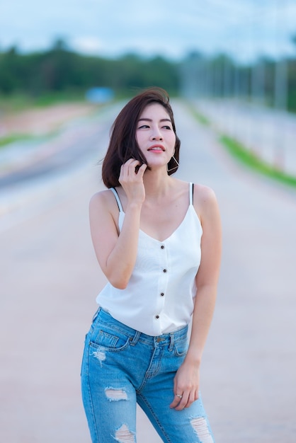 Ritratto di bella donna asiatica capelli d'oro all'apertoConcetto di donna feliceStile di vita della ragazza modernaPopolo thailandese