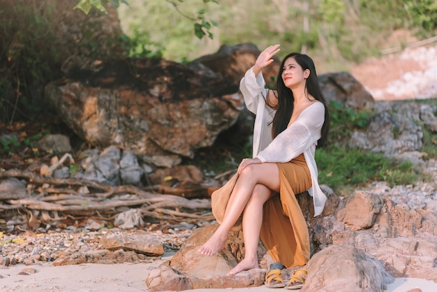 Ritratto di bella donna asiatica che indossa il costume da bagno sulla spiaggia in estate in vacanza