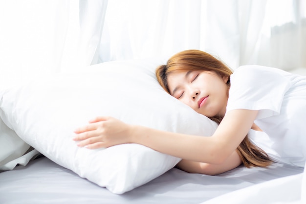 Ritratto di bella donna asiatica dormire sdraiato nel letto