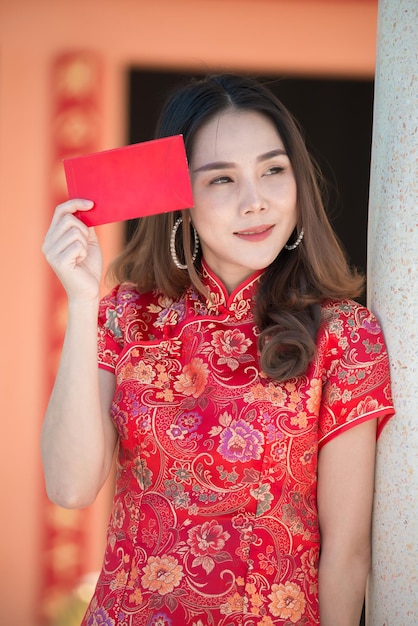Ritratto di bella donna asiatica in abito CheongsamThailand peopleHappy concetto di Capodanno cinese