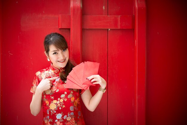 Ritratto di bella donna asiatica in abito CheongsamThailand peopleHappy concetto di Capodanno cinese