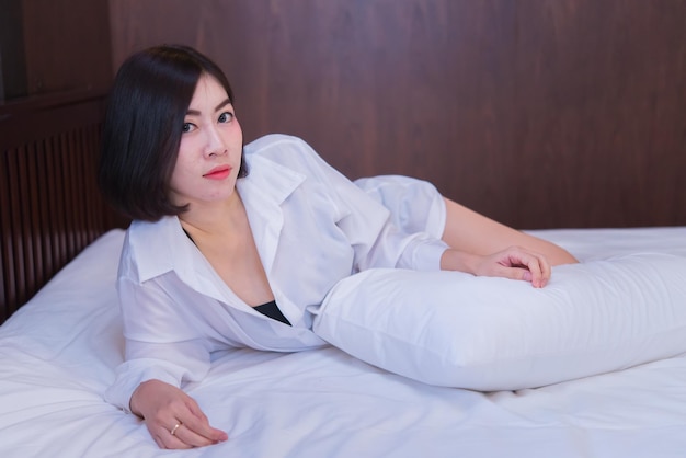 Ritratto di bella donna asiatica sexy in camera da lettoLa gente della Thailandia posa per scattare una foto