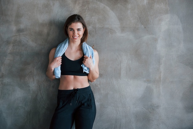 Ritratto di bella donna bionda in palestra durante il fine settimana.