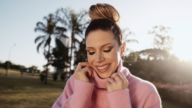 Ritratto di bella donna bionda latina durante il tramonto Ritratto all'aperto di una ragazza brasiliana sorridente