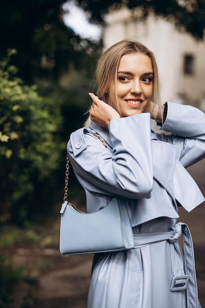 Ritratto di bella donna che cammina nel parco