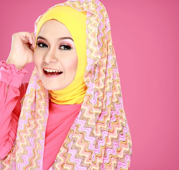 Ritratto di bella donna che indossa l'hijab